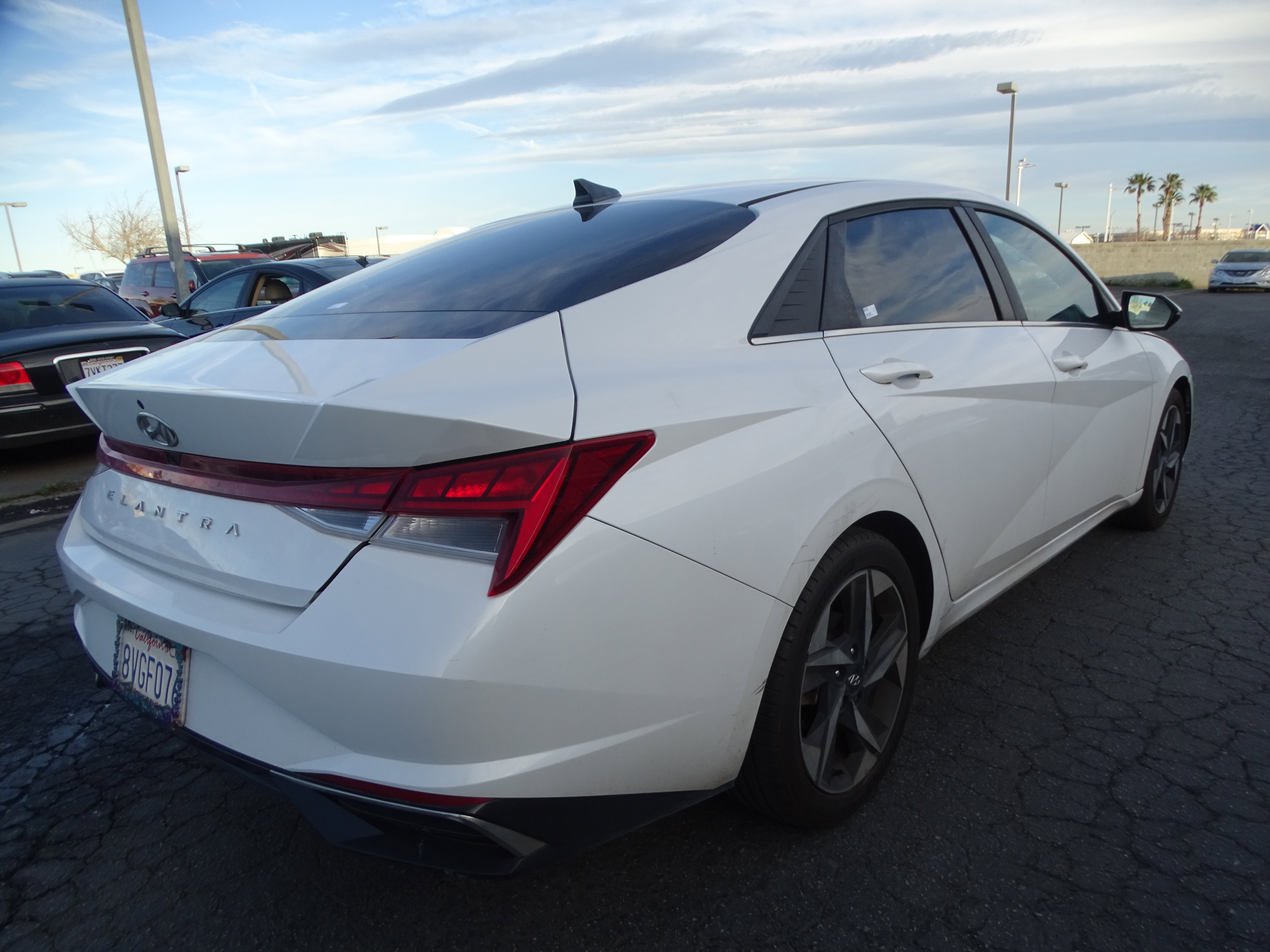 Used 2021 Hyundai Elantra SEL w/ Convenience + Premium Package FWD image 4