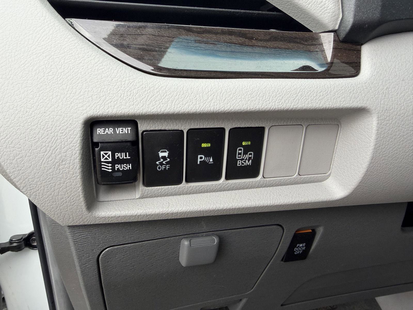 Used 2017 Toyota Sienna XLE w/ XLE Navigation Package FWD image 31