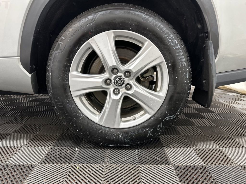 Used 2024 Toyota Highlander LE image 30