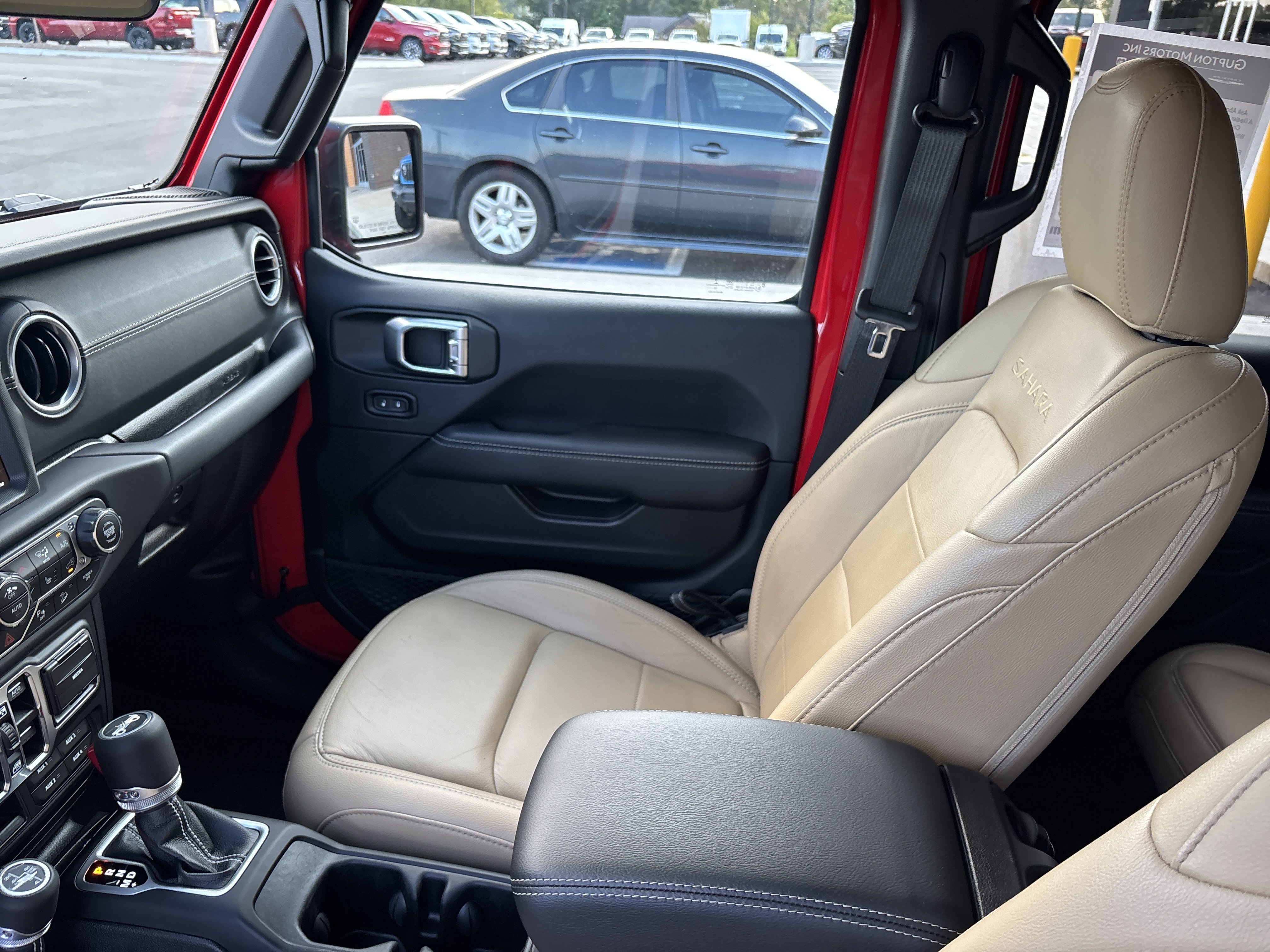 Used 2018 Jeep Wrangler Unlimited Sahara AWD/4WD image 14