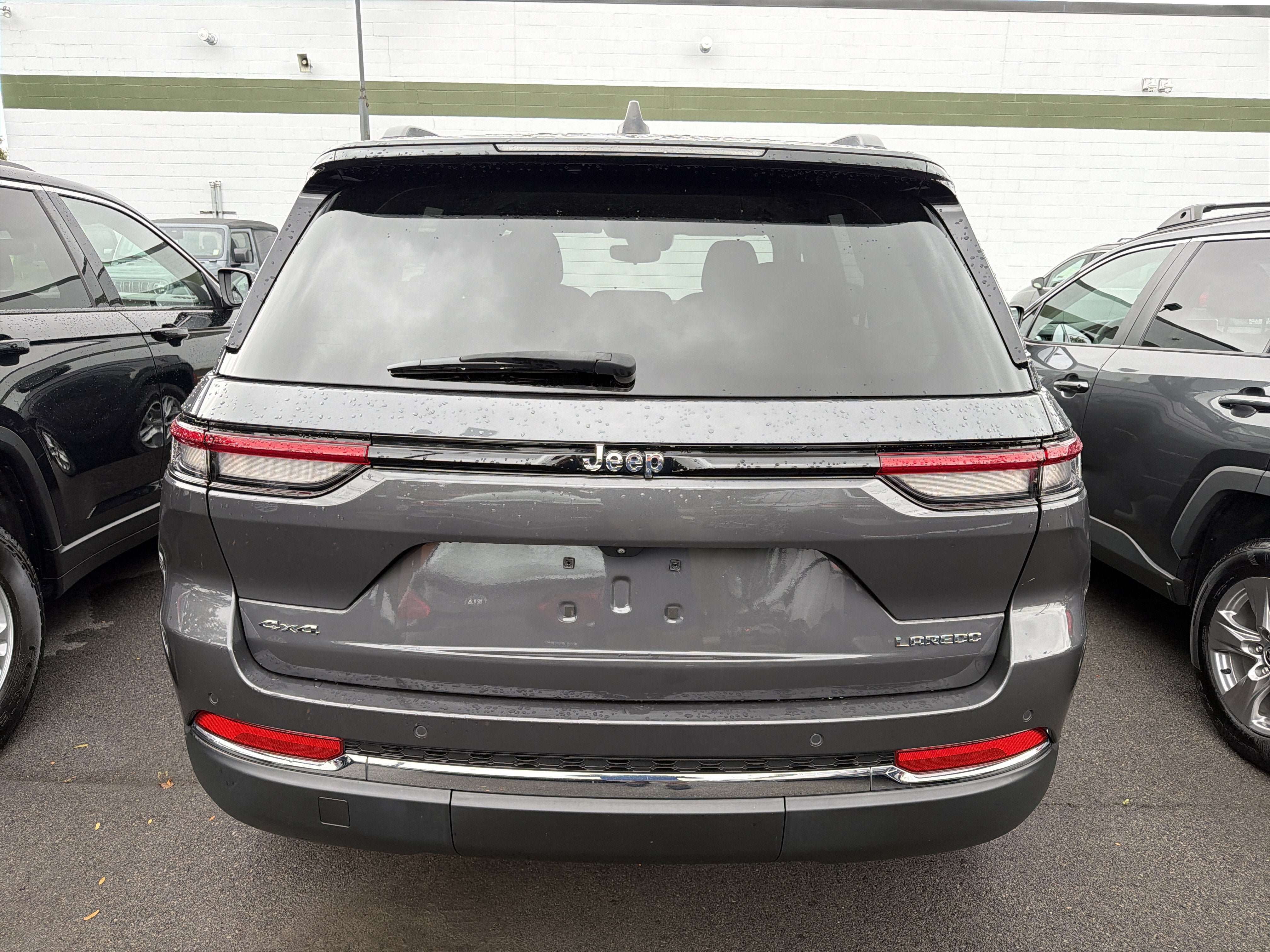 Used 2023 Jeep Grand Cherokee Laredo AWD/4WD image 6