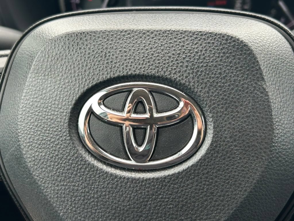 Used 2025 Toyota RAV4 XLE FWD image 34