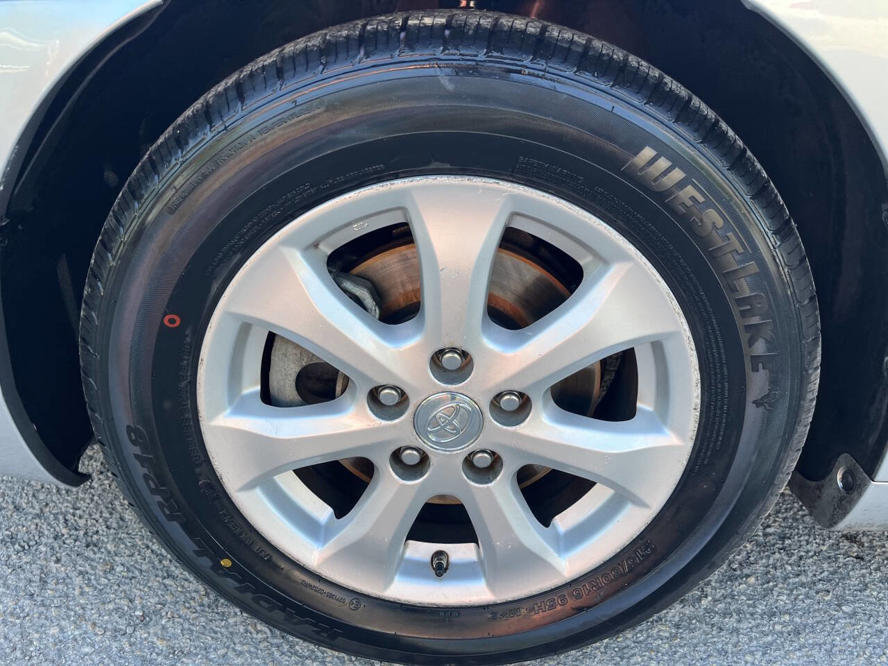 Used 2011 Toyota Camry LE image 27