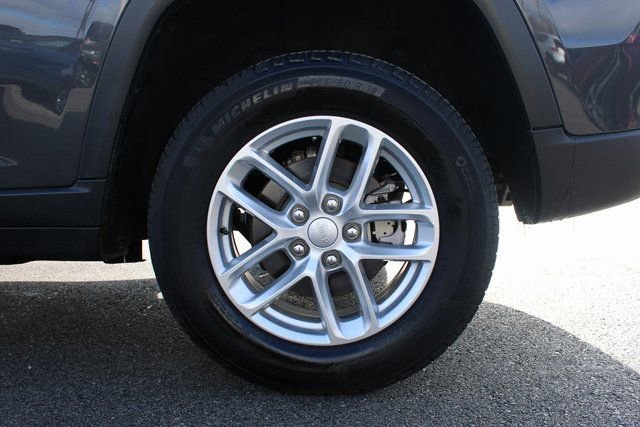 Used 2024 Jeep Grand Cherokee Laredo image 36