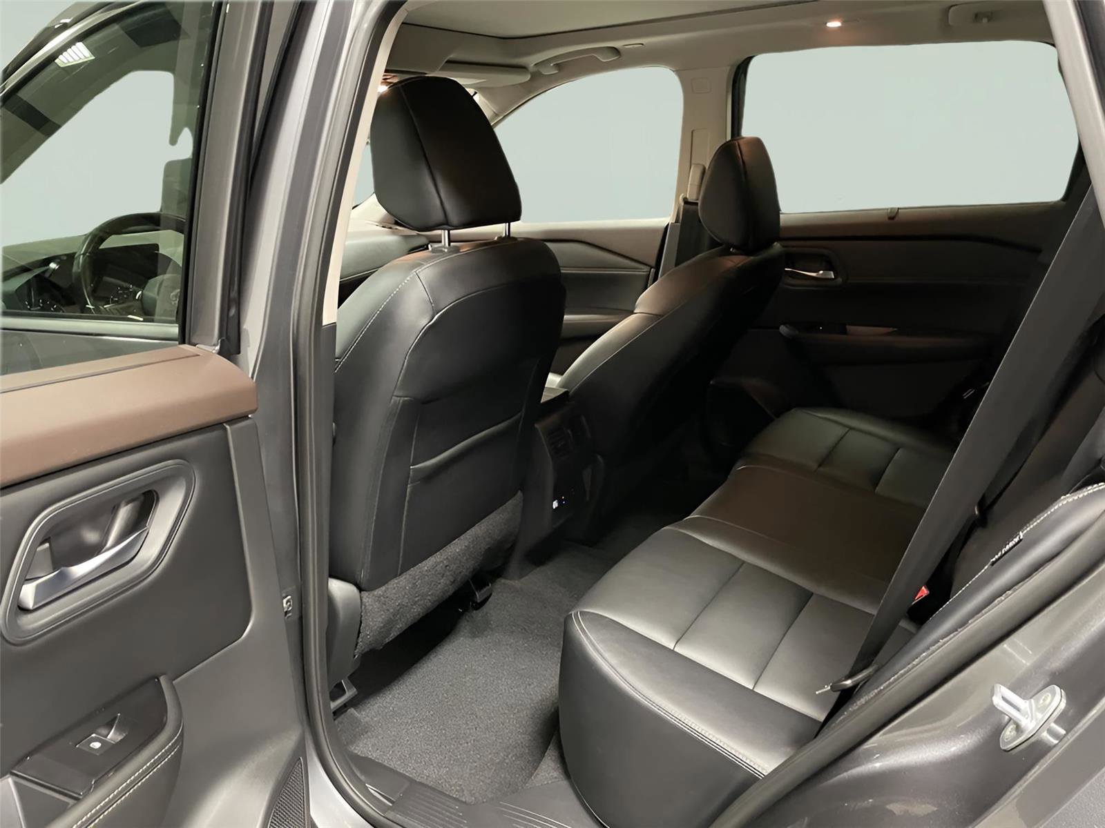 Used 2022 Nissan Rogue SL w/ SL Premium Package image 15