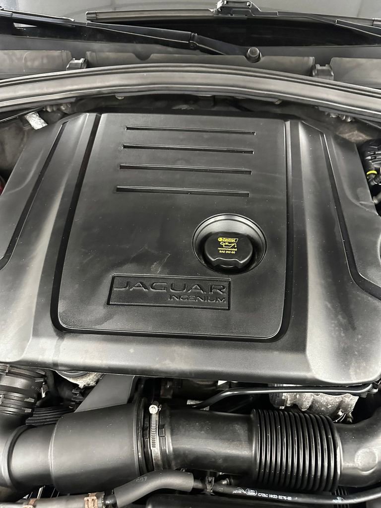 Used 2017 Jaguar F-PACE R-Sport image 7