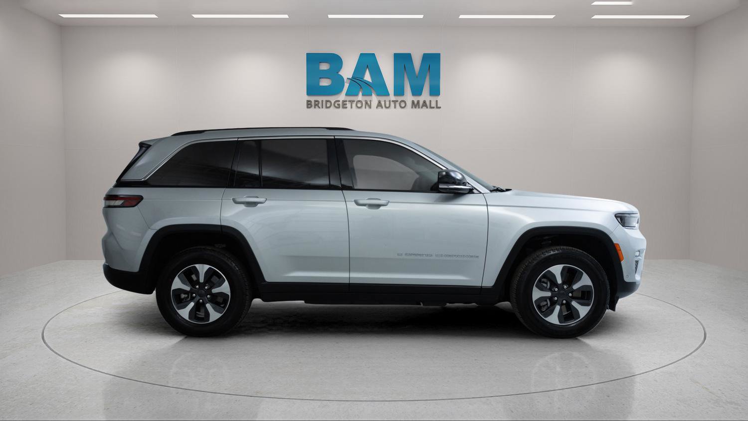 Used 2023 Jeep Grand Cherokee 4WD 4xe w/ Luxury Tech Group II image 8