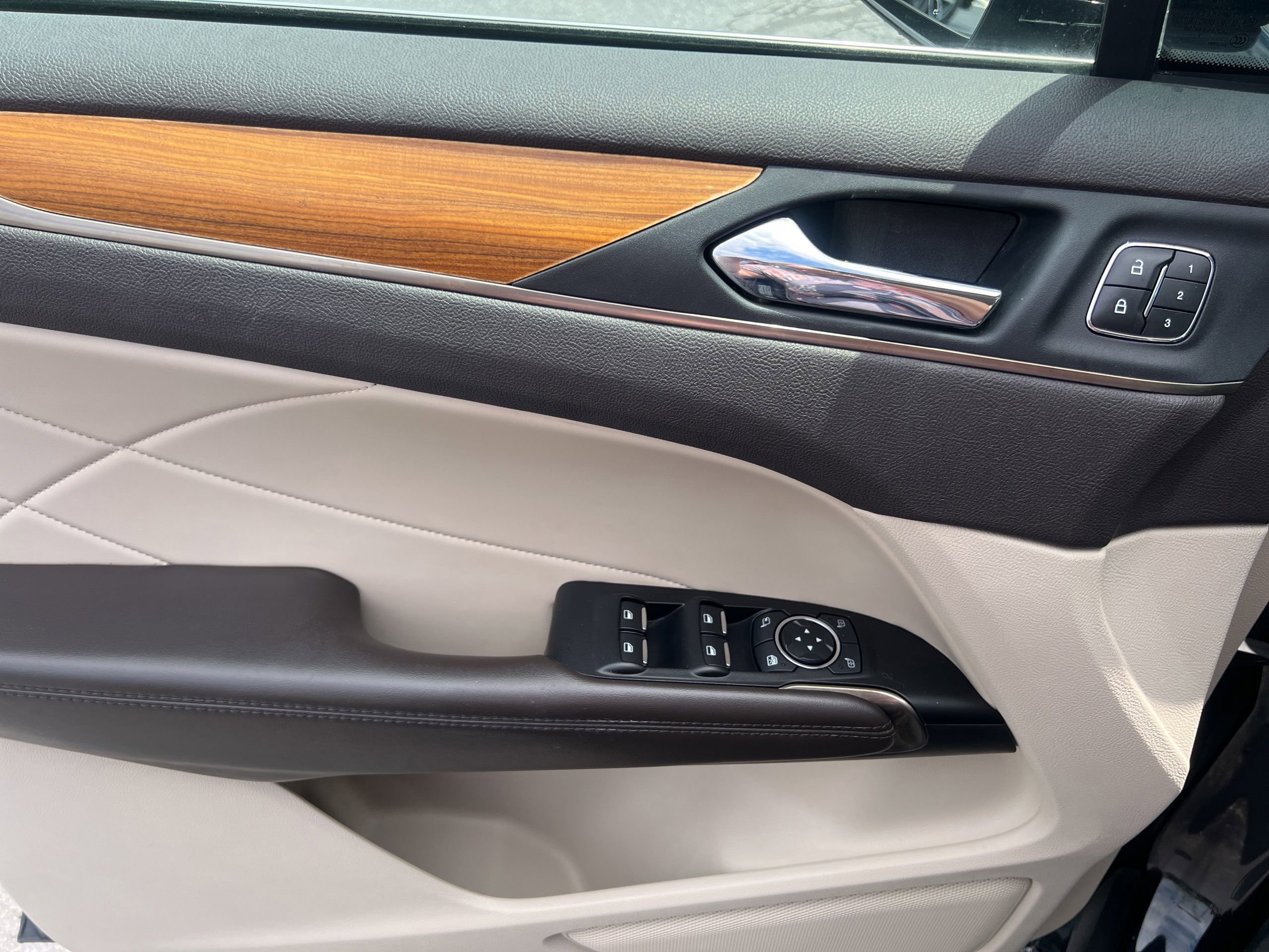 Used 2019 Lincoln MKC Select w/ Select Plus Package FWD image 19