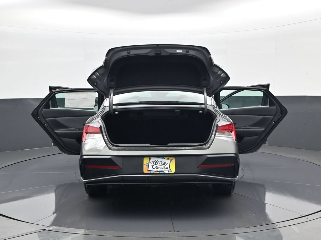 New 2026 Hyundai Elantra Limited FWD image 32