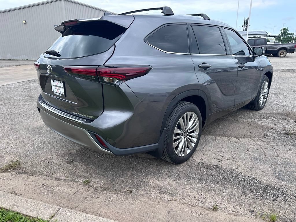 Certified 2024 Toyota Highlander Platinum AWD/4WD image 3