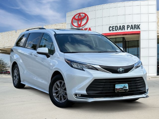 Used 2023 Toyota Sienna XLE FWD image 1