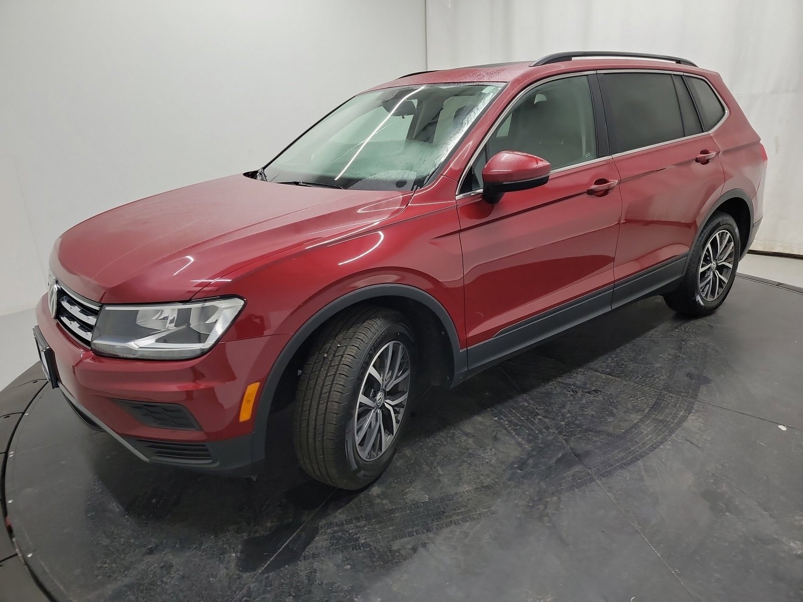 Used 2019 Volkswagen Tiguan SE w/ Panoramic Sunroof Package image 3