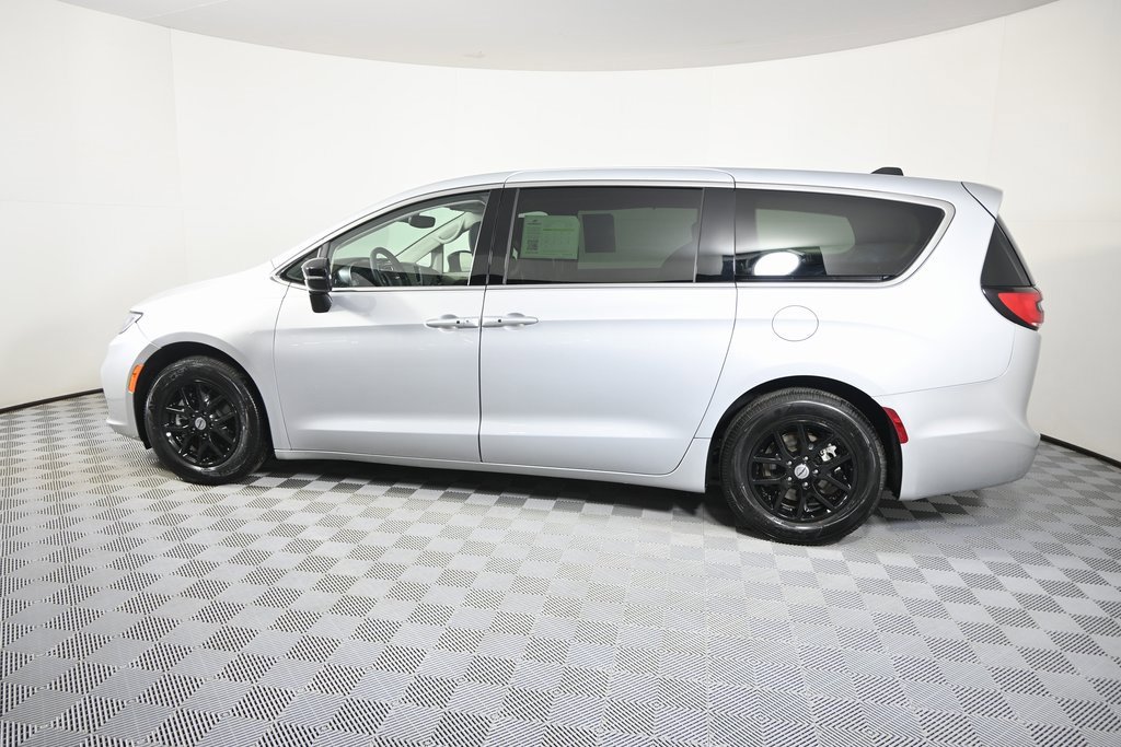 Used 2024 Chrysler Pacifica Touring-L image 3