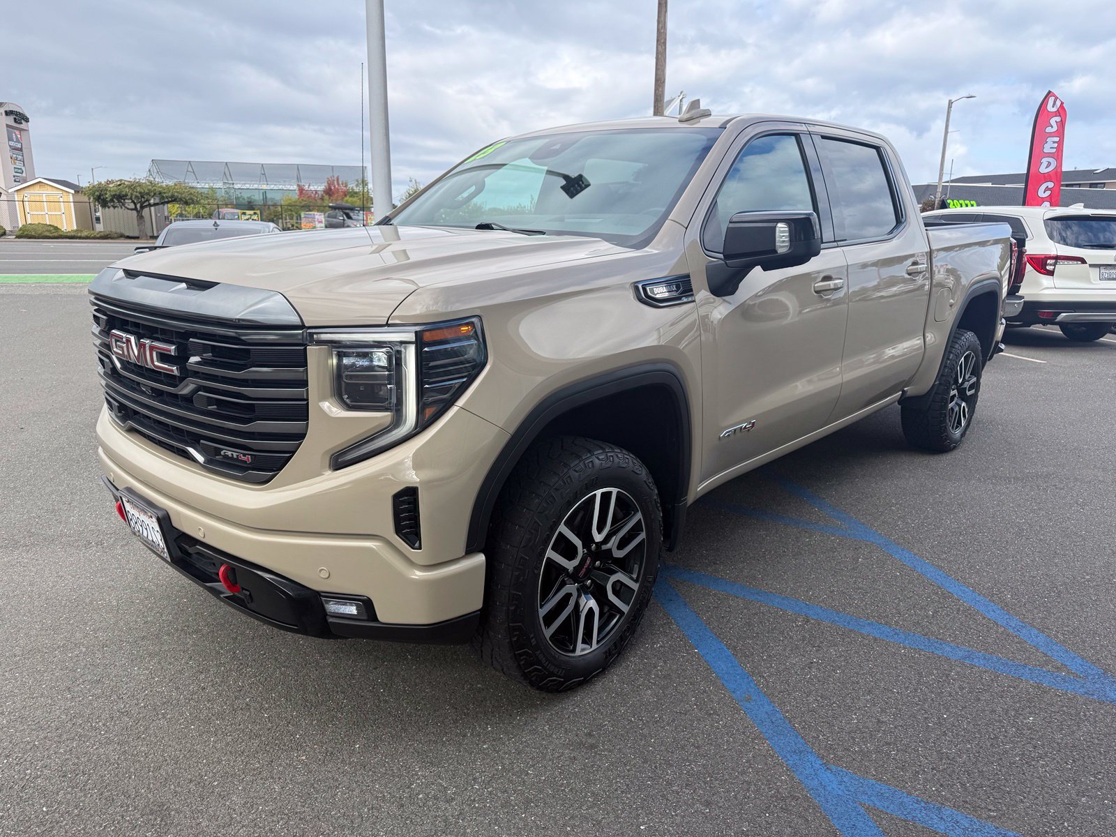 Used 2023 GMC Sierra 1500 AT4 w/ Technology Package AWD/4WD image 4