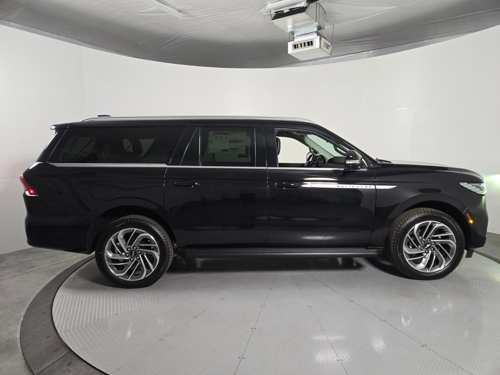 New 2026 Lincoln Navigator L Premier AWD/4WD image 3