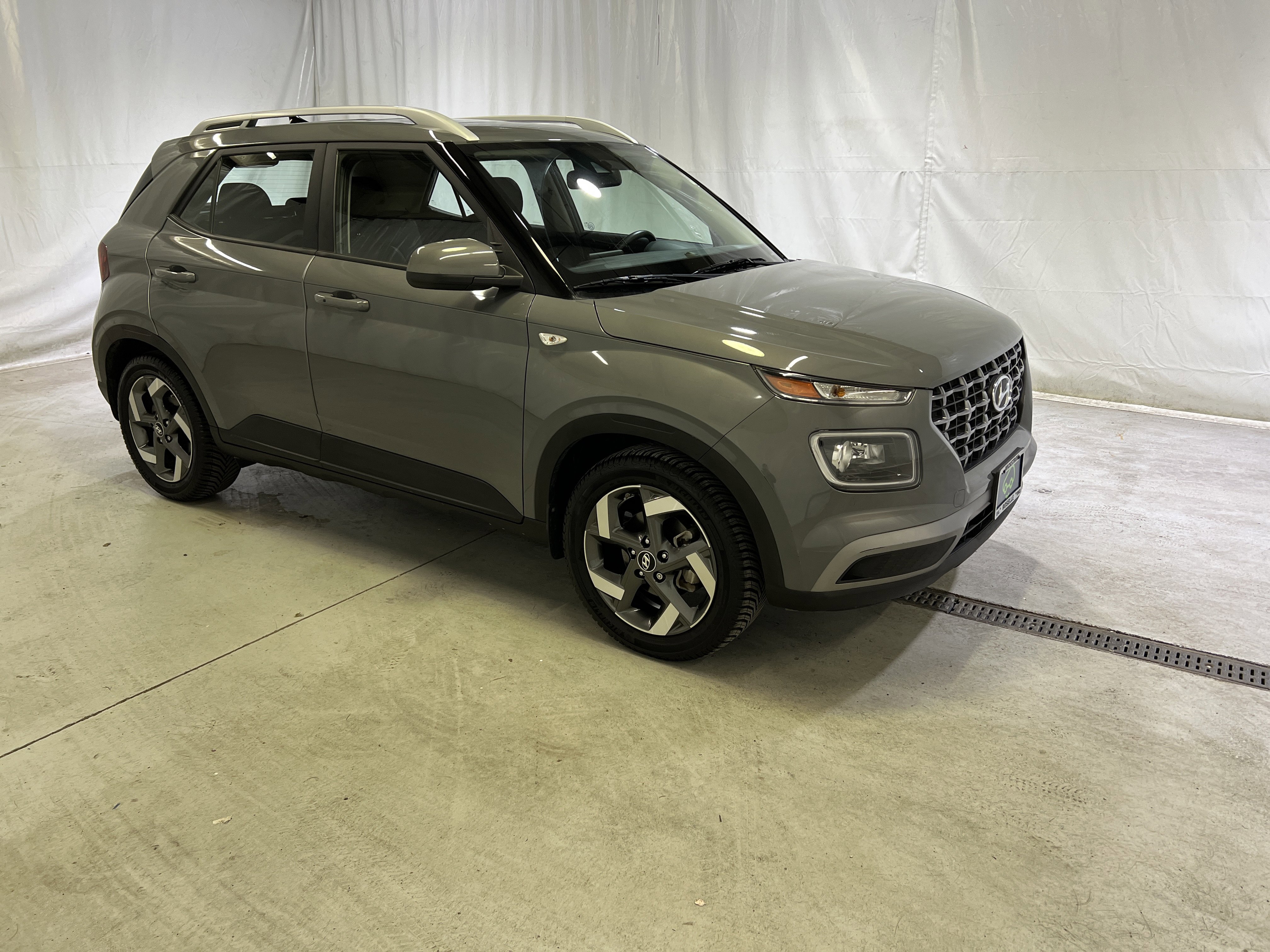 Used 2021 Hyundai Venue SEL w/ Premium Package FWD image 2