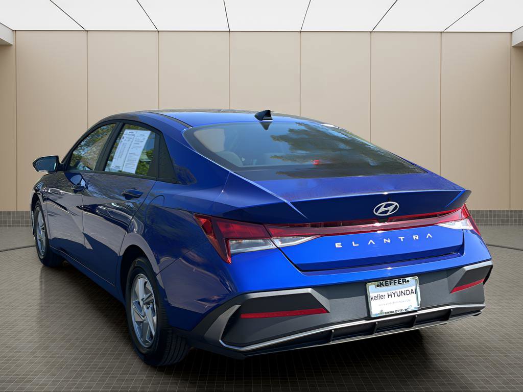 Certified 2025 Hyundai Elantra SE FWD image 3