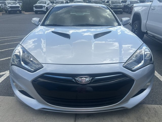 Used 2013 Hyundai Genesis 3.8 RWD image 2