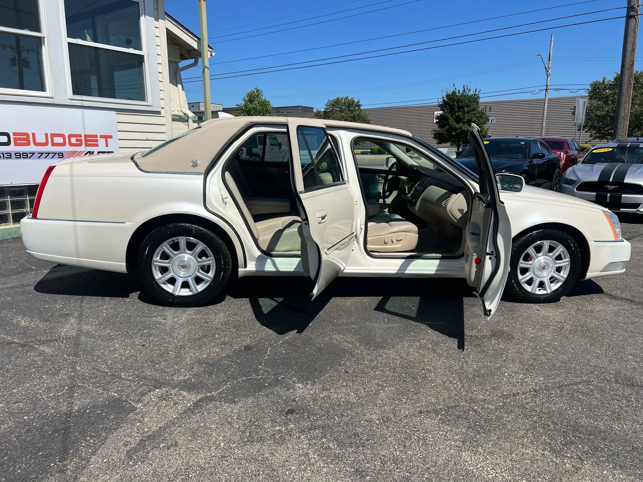 Used 2009 Cadillac DTS w/ Trunk Convenience Package FWD image 27