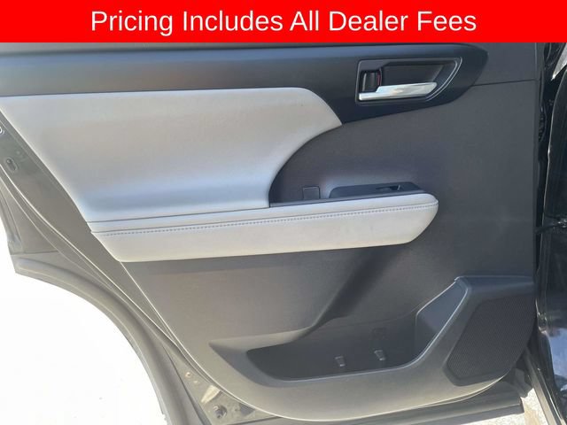 Used 2021 Toyota Highlander XLE AWD/4WD image 16