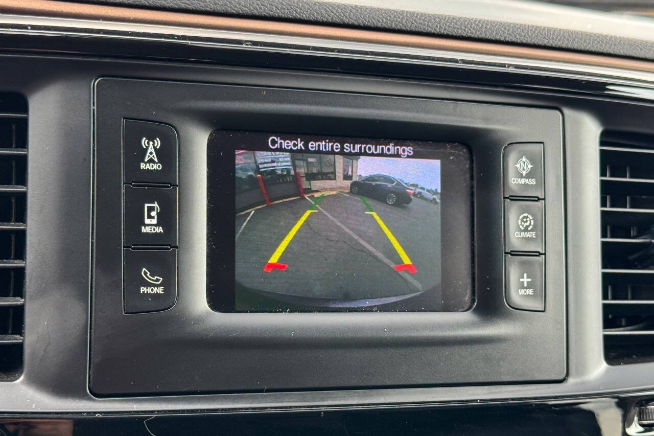 Used 2017 Chrysler Pacifica Touring-L FWD image 32
