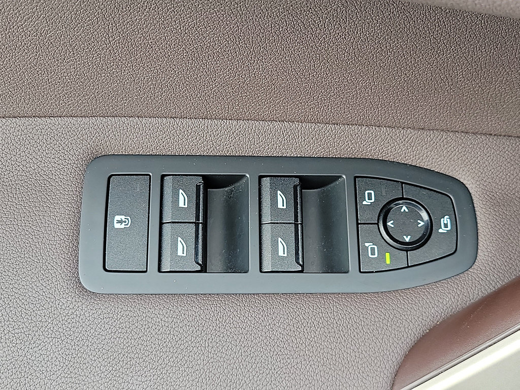 Used 2024 BMW iX xDrive50 w/ Sport Package AWD/4WD image 21