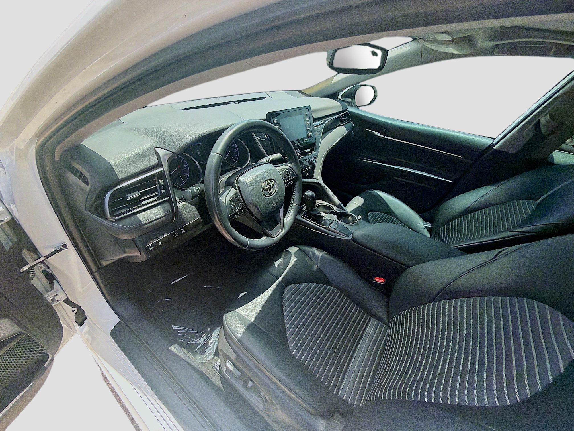 Used 2022 Toyota Camry SE w/ Convenience Package FWD image 9
