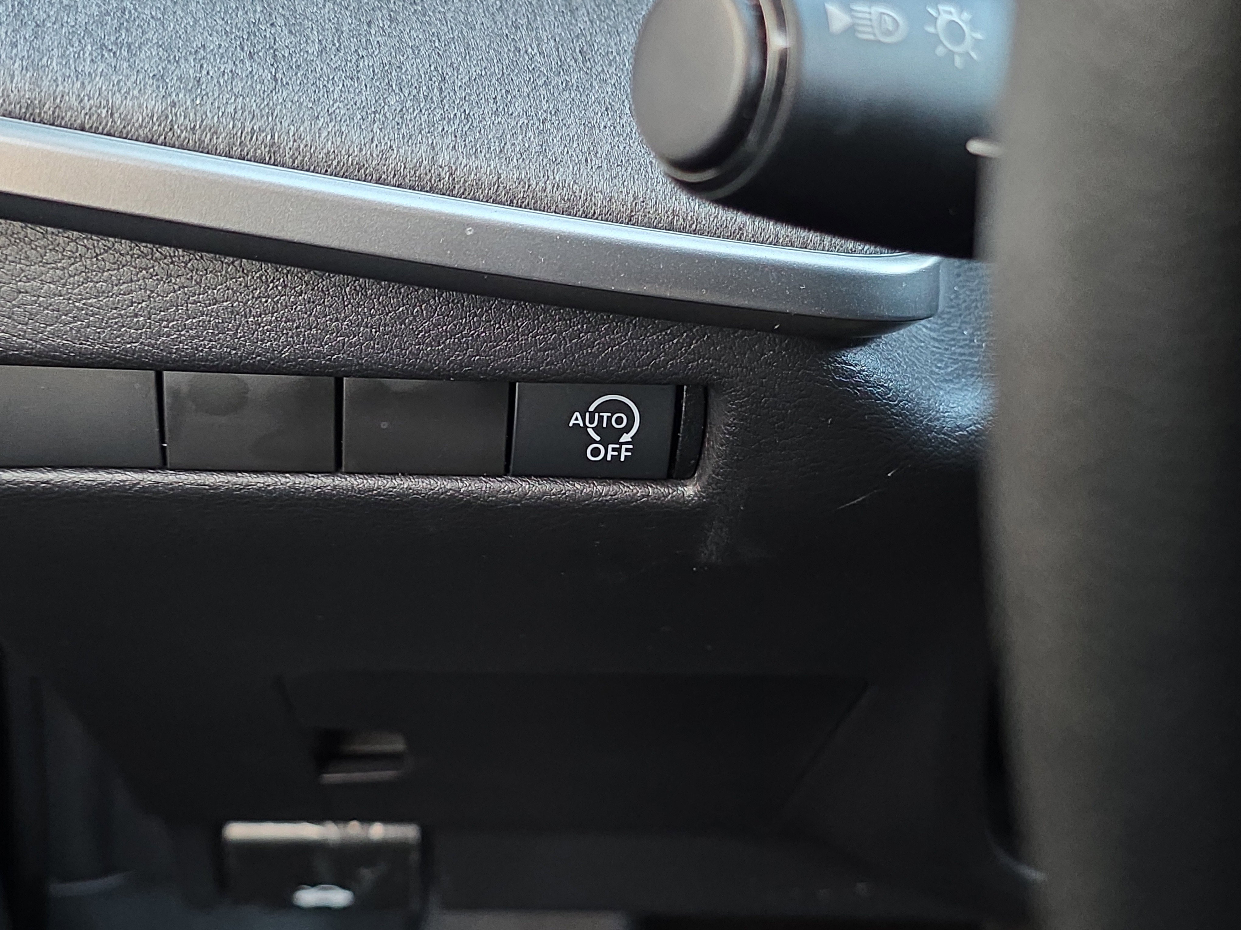 Used 2025 Nissan Kicks SV image 27