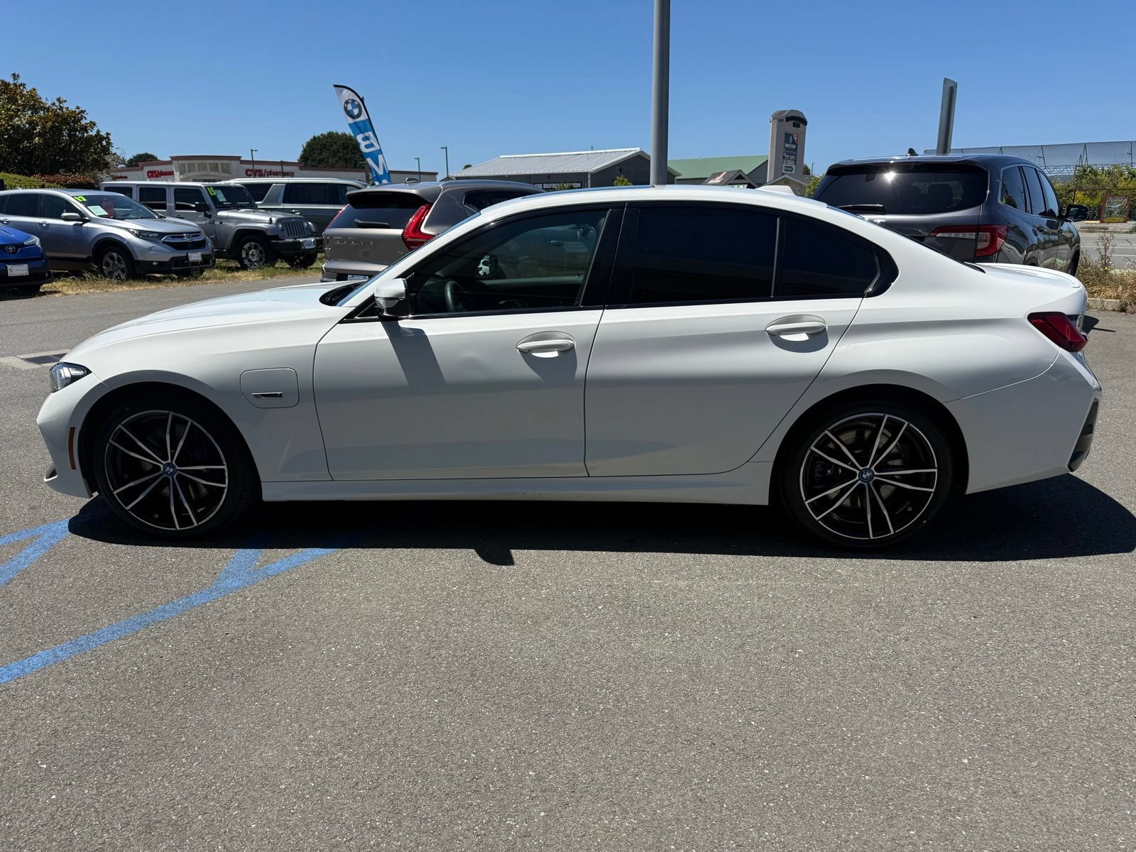 Used 2023 BMW 330e w/ M Sport Package RWD image 4