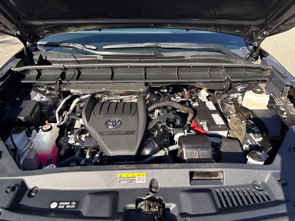 Used 2024 Toyota Highlander XLE AWD/4WD image 39