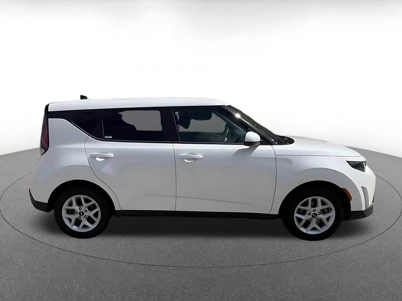 Used 2025 Kia Soul LX w/ LX Technology Package FWD image 16