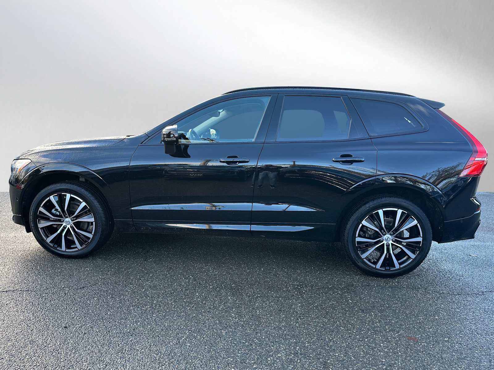 Used 2025 Volvo XC60 B5 Plus w/ Protection Package Premier image 6