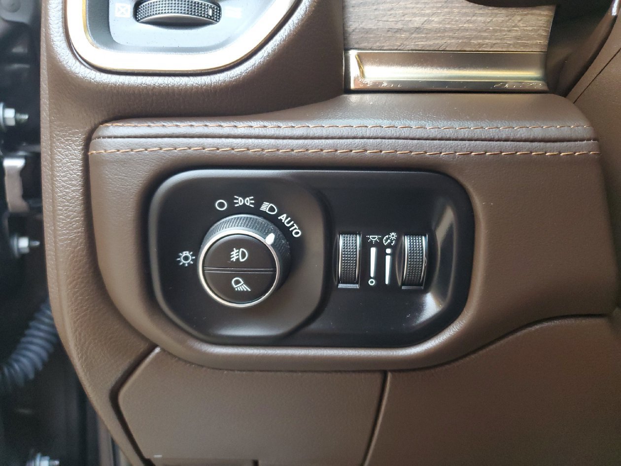 Used 2025 RAM 2500 Limited AWD/4WD image 29