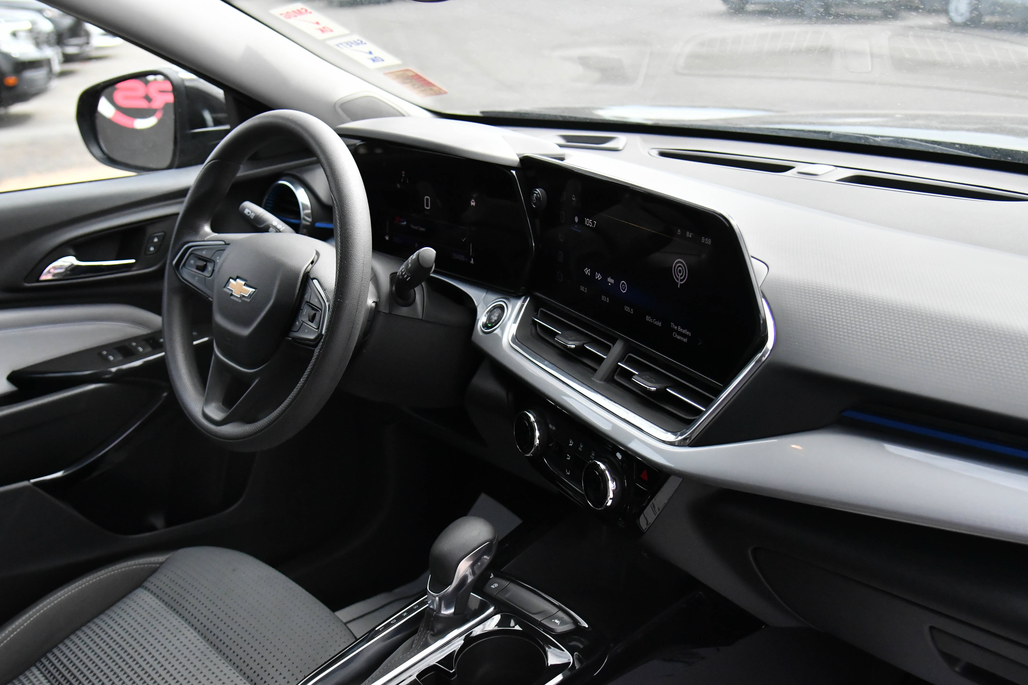 Used 2025 Chevrolet Trax LT FWD image 43