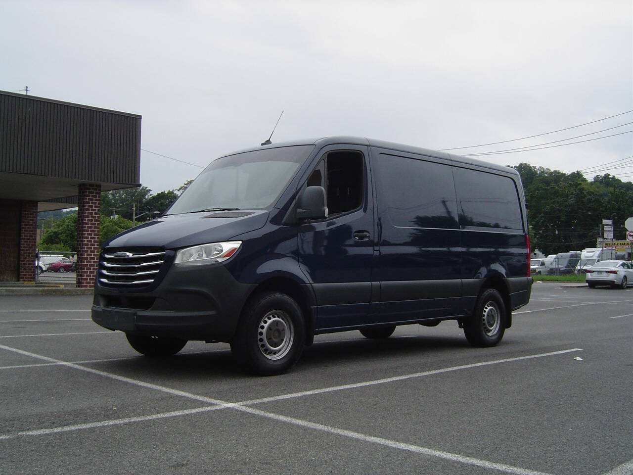 Used 2019 Freightliner Sprinter 2500 RWD image 2