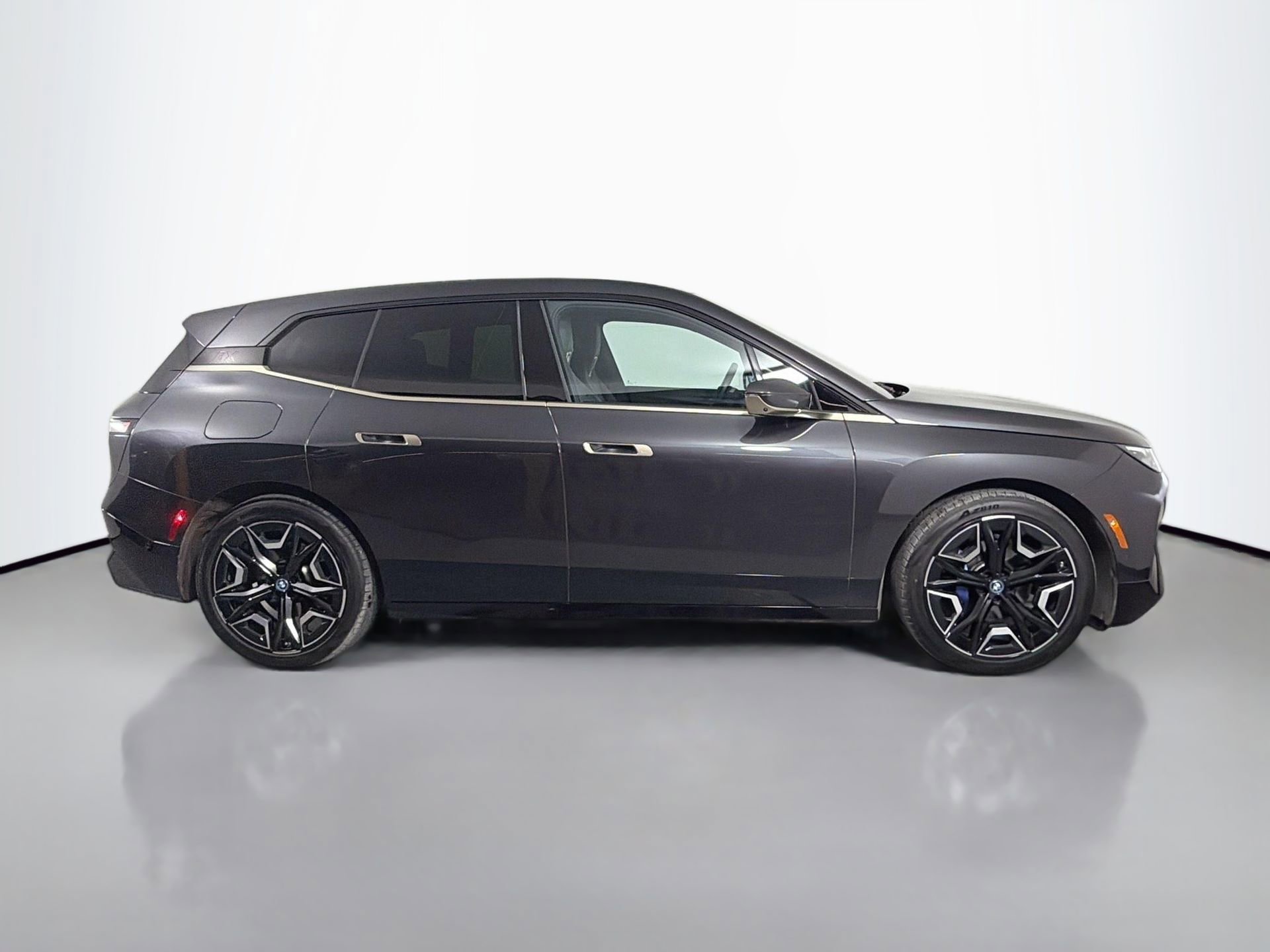 Used 2023 BMW iX xDrive50 w/ Ultimate Package image 5