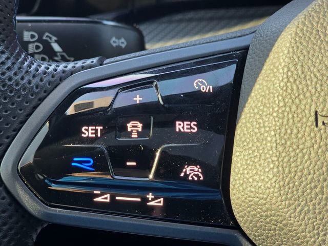 Used 2023 Volkswagen Golf R image 11