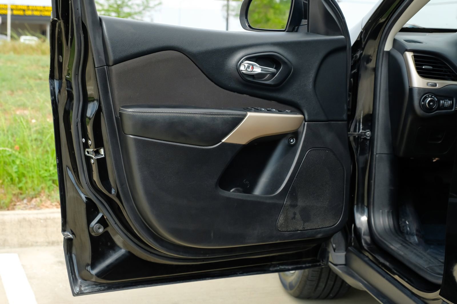 Used 2017 Jeep Cherokee Latitude w/ Safety/Convenience Group image 42