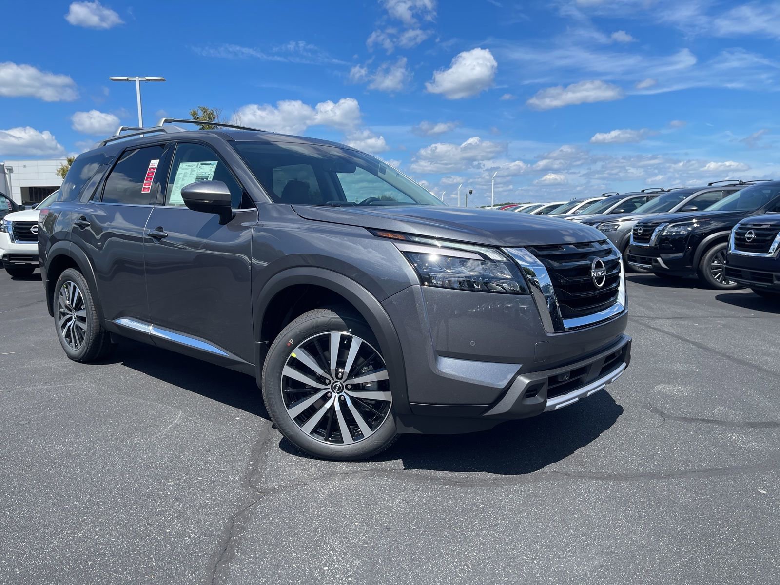 New 2025 Nissan Pathfinder Platinum image 1