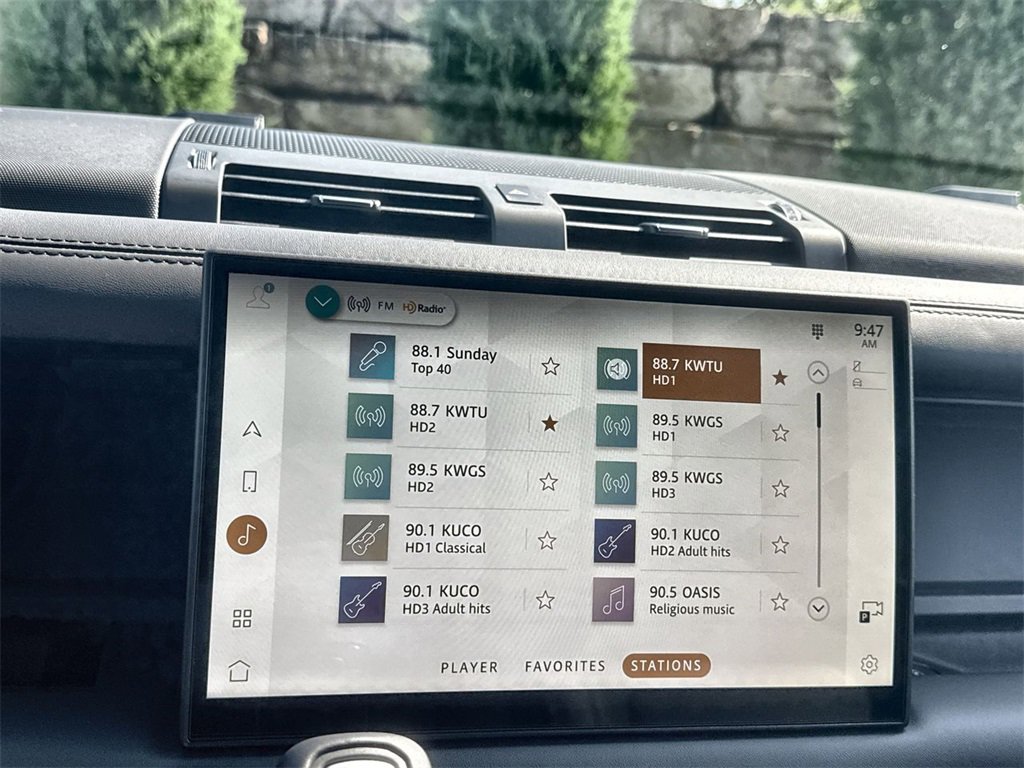 Used 2025 Land Rover Defender 130 X-Dynamic SE image 23