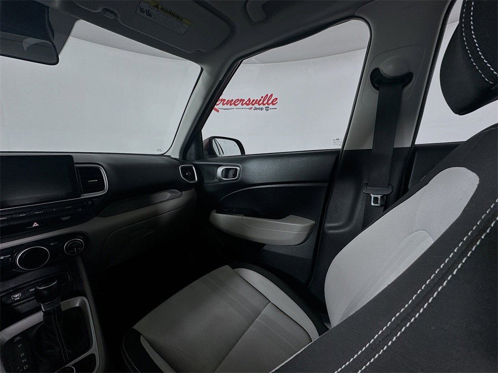 Used 2024 Hyundai Venue SEL image 11