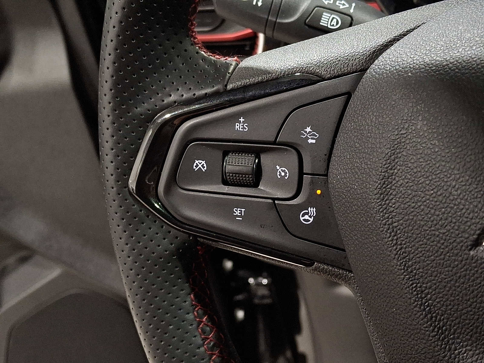 Used 2024 Chevrolet Trax RS w/ Sunroof Package image 21