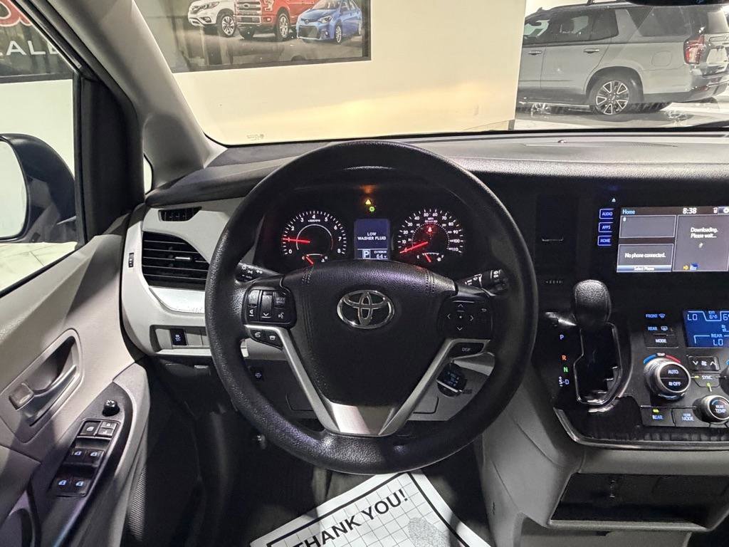 Used 2015 Toyota Sienna LE FWD image 28