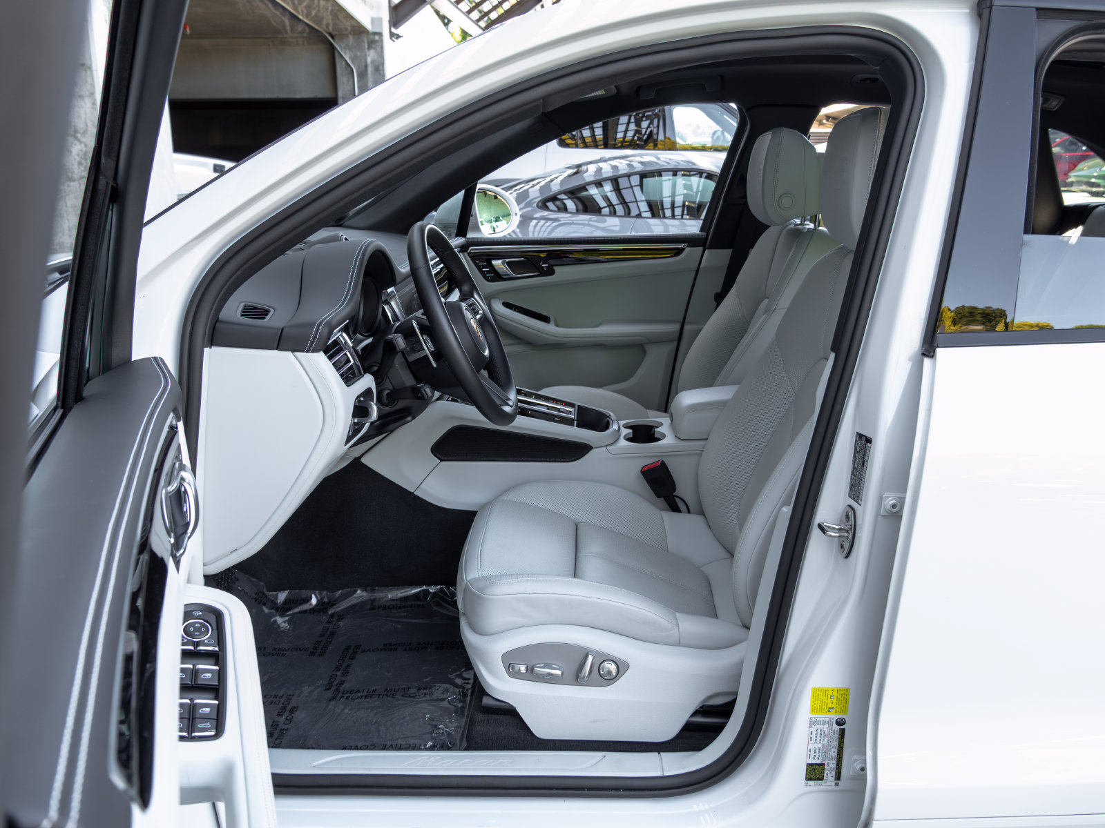 Certified 2025 Porsche Macan AWD/4WD image 24
