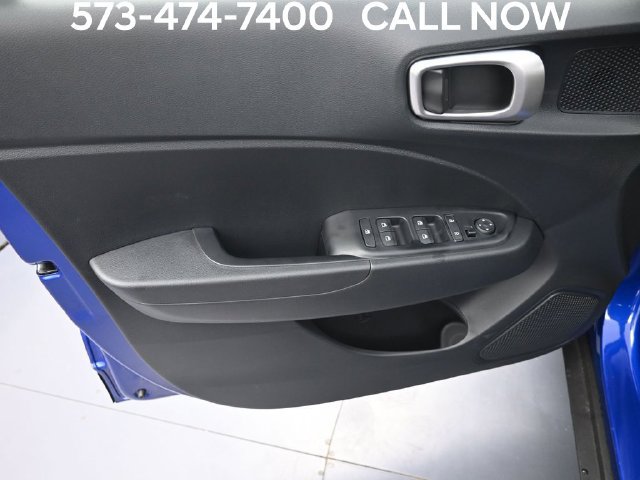 Used 2025 Hyundai Venue SEL FWD image 11