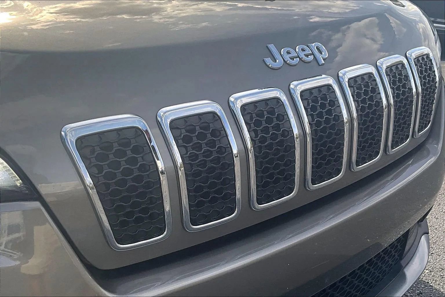 Used 2019 Jeep Cherokee Limited image 29