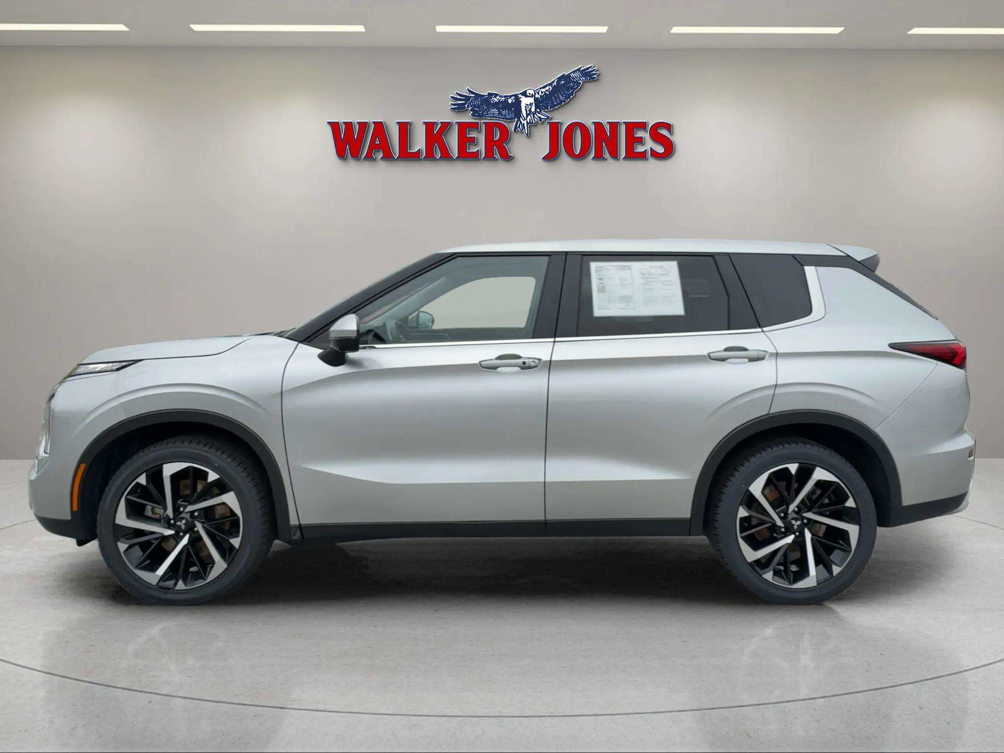 Used 2024 Mitsubishi Outlander SE image 16