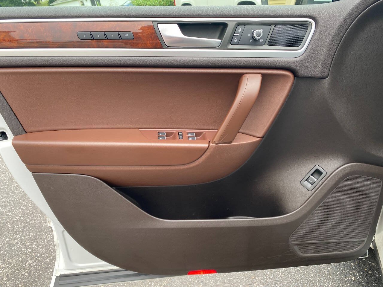 Used 2014 Volkswagen Touareg TDI AWD/4WD image 11
