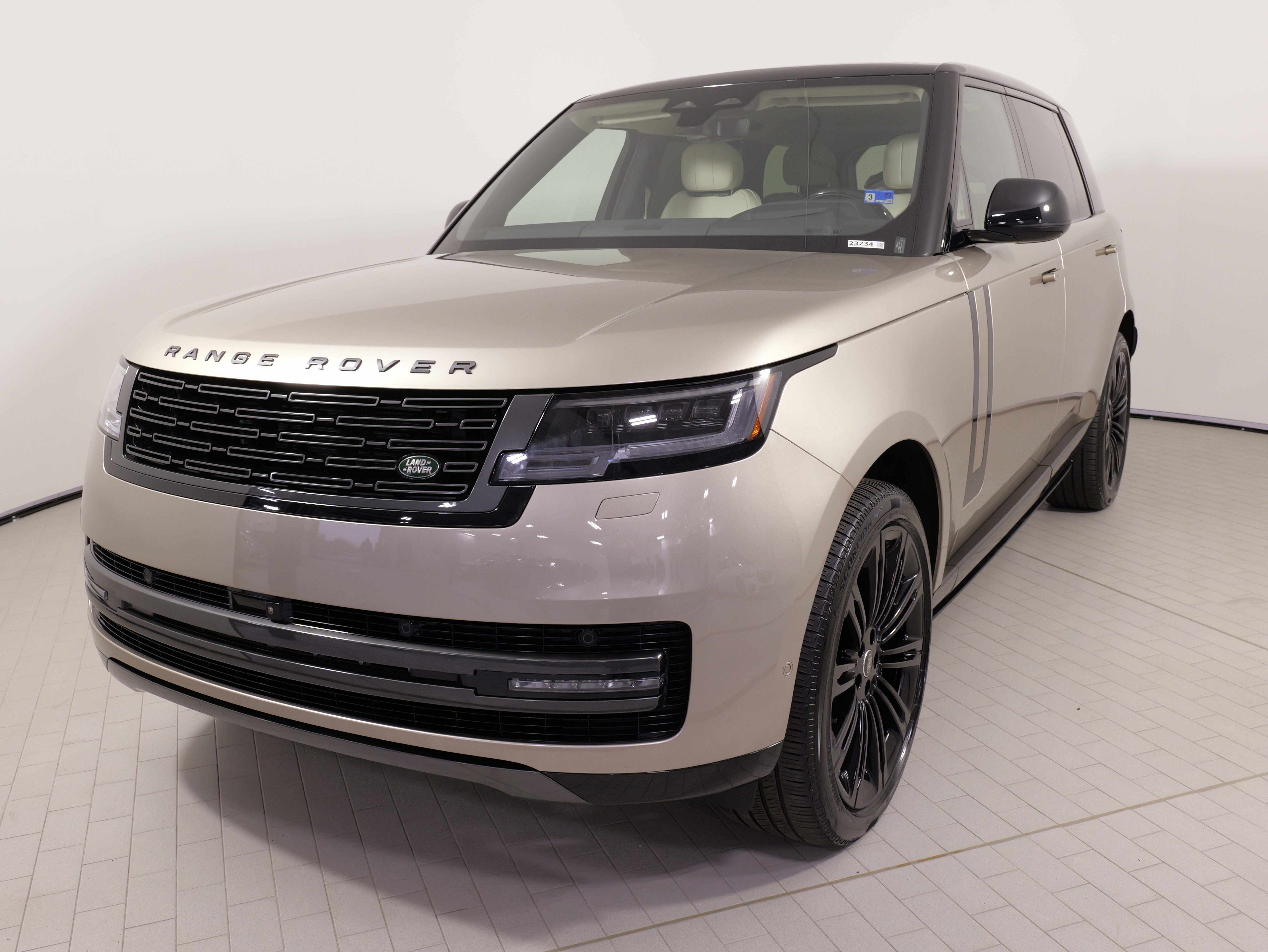 Used 2025 Land Rover Range Rover Long Wheelbase SE image 4