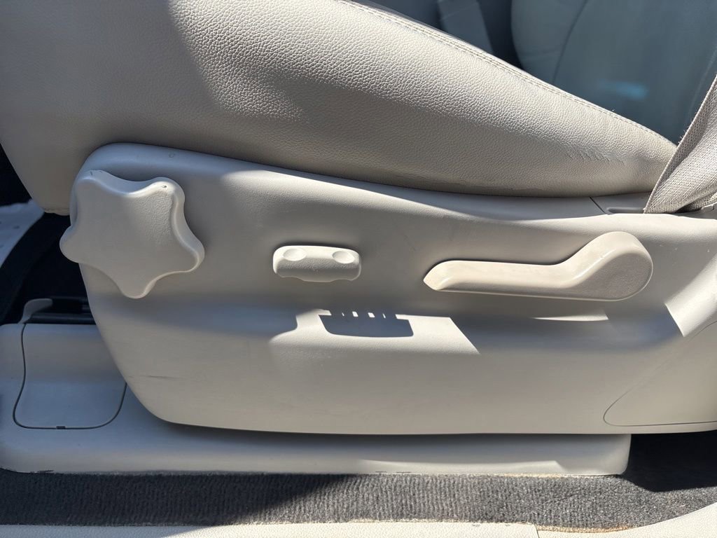 Used 2011 Chevrolet Suburban LT RWD image 12